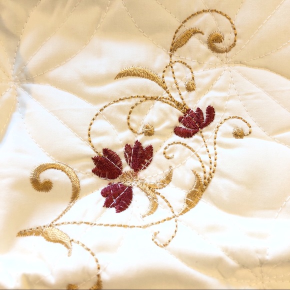 CLASSIC HOME Standard Sham pair | 20 in x 26 in - Picture 2 of 6